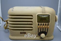 Vintage Keen-Tone Radio Model 623, Series A. Works. Off white. Has scratches
