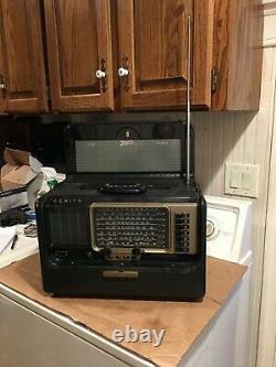 Vintage Radio Zenith trans-oceanic, wave magnet, model A600. Used