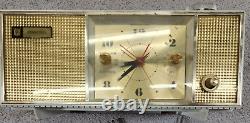 Vintage Radio penncrest model 3625 GRECIAN Ivory and Gold 1965