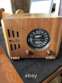 Vintage Zenith 5-R-210 table top tube radio/ powers up/tuning dial needs work
