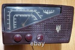 Vintage Zenith 7H921Z AMFM BAKELITE RADIO S-14549 powers up NR Complete original