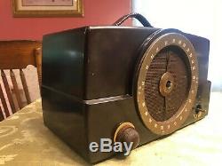 Vintage Zenith AM/FM Bakelite S-17787 tube radio Art Deco, copper arrow dial