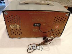 Vintage Zenith AM/FM Bakelite Tube Radio Model K725- Circa 1953