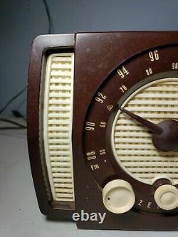 Vintage Zenith Am/Fm tube Radio Model Y723 working nice radio solid