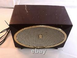 Vintage Zenith Bakelite Art Deco Radio Made in USA Model A513R