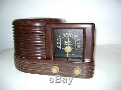 Vintage Zenith Bakelite Tube AM Radio Model 4B515 (1941)