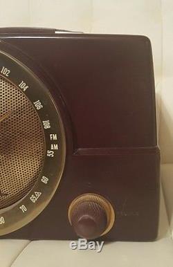 Vintage Zenith Bakelite Tube Radio WORKS! Mid century art deco T825
