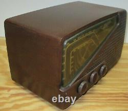 Vintage Zenith Model 7H921-Z Bakelite AM/FM Tube Radio
