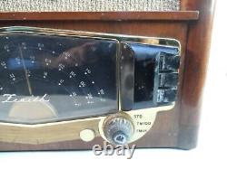 Vintage Zenith Model # 8C20 Table top wood case Radio