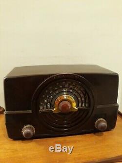 Vintage Zenith Tube Radio, Model # 7H820. Good Working Condition