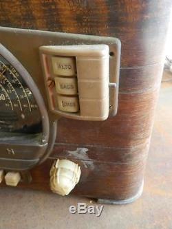 Vintage Zenith Tube Table Top Radio Automatic Tuning wood with Bakelite knobs