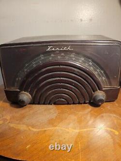 Vintage mid century Zenith Table Radio Model 8H023 Tested Works