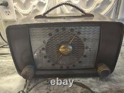 Vintage untested large 1950's Zenith Bakelite electric radio made Chicago USA