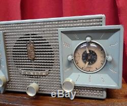 Vinyage Zenith Model J733 AM/FM Alarm Clock Radio