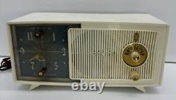 Vtg Zenith White/Ivory Table Top AM Vacuum Tube Radio E514 MCM Decor Mid Century