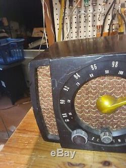 ZENITH H723 Bakelite Radio Great Cosmetic Condition and it Works
