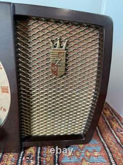 ZENITH H724 AM / FM vacuum tube radio brown bakelite body Late 1950s