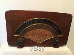 Zenith 1940s AM/FM table radio (Model 8H034)
