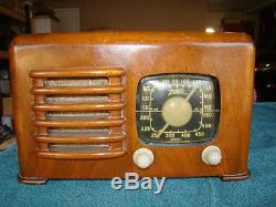 Zenith 6D525 table top radio in great working condition/some scuffs in finish