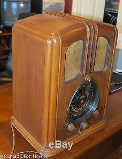 Zenith 7-J-232 (7J232) Waltons Tombstone Radio (1938)