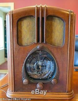 Zenith 7-J-232 (7J232) Waltons Tombstone Radio (1938)