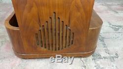 Zenith Beautiful Vintage Chairside tube Radio
