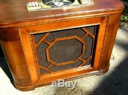 Zenith Deluxe Chair Side Floor Radio Model 8S531/548 Origional Finish 1940