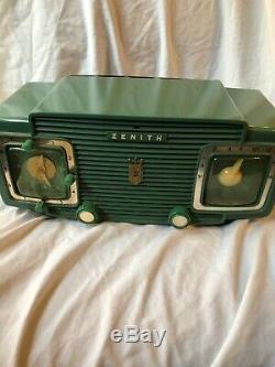 Zenith Early 1950 Green Bakelite S-20558 Tabletop Radio with Clock-Works