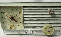 Zenith Tabletop Clock Tube Radio Model 2-2033, 1960s, Light Mint Green (Works)