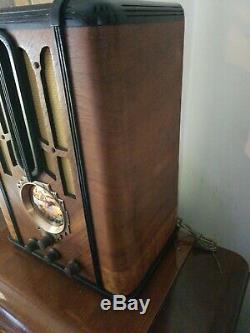 Zenith Tombstone Wood Tube Radio Model 5S29