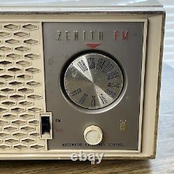 Zenith Tube Radio Model 2-1069 FM Radio AutoMatic Frequency Control Works Great