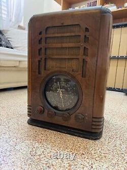 Zenith radio model 5-s-127 black dial tombstone radio functional